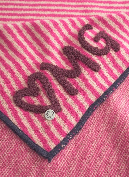gestricktes Dreieckstuch aus weicher Wollmischung mit Streifengrund und OMG-Patches
