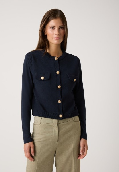 kurze Strickweste mit Goldknöpfen