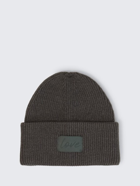 Beanie Mütze mit Badge