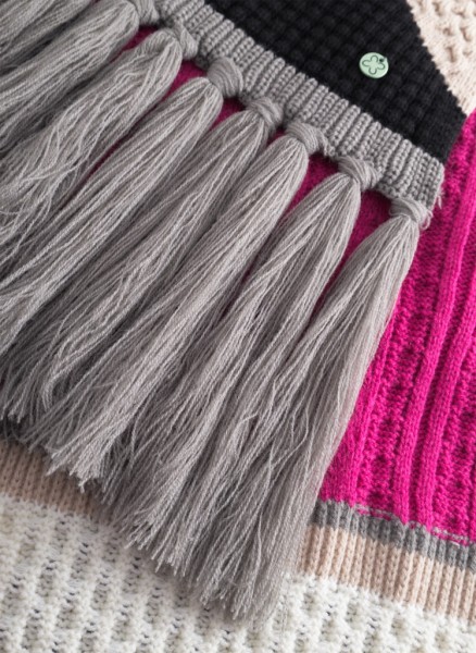XXL-gestrickter Schal aus weicher Wollmischung mit auffälligen Fransen und graphischem Muster