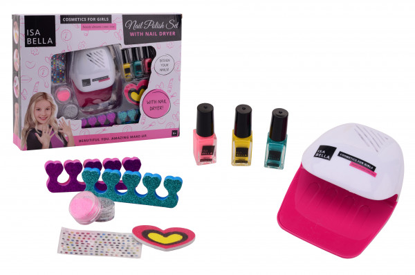 Isabella Nagellack mit Nageltrockner