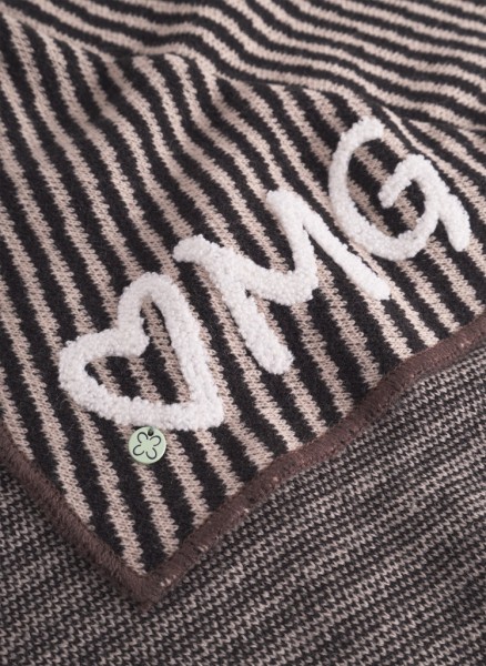 gestricktes Dreieckstuch aus weicher Wollmischung mit Streifengrund und OMG-Patches