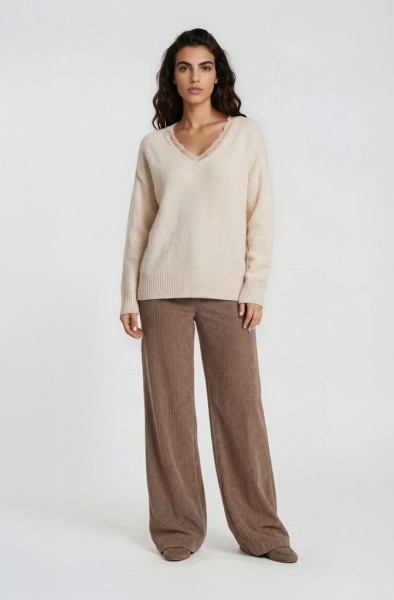 V neck 1/1 sleeve + lace at neck