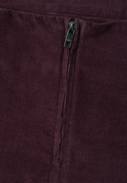 Kniefreier Rock aus Cord mit Schlitzdetail
